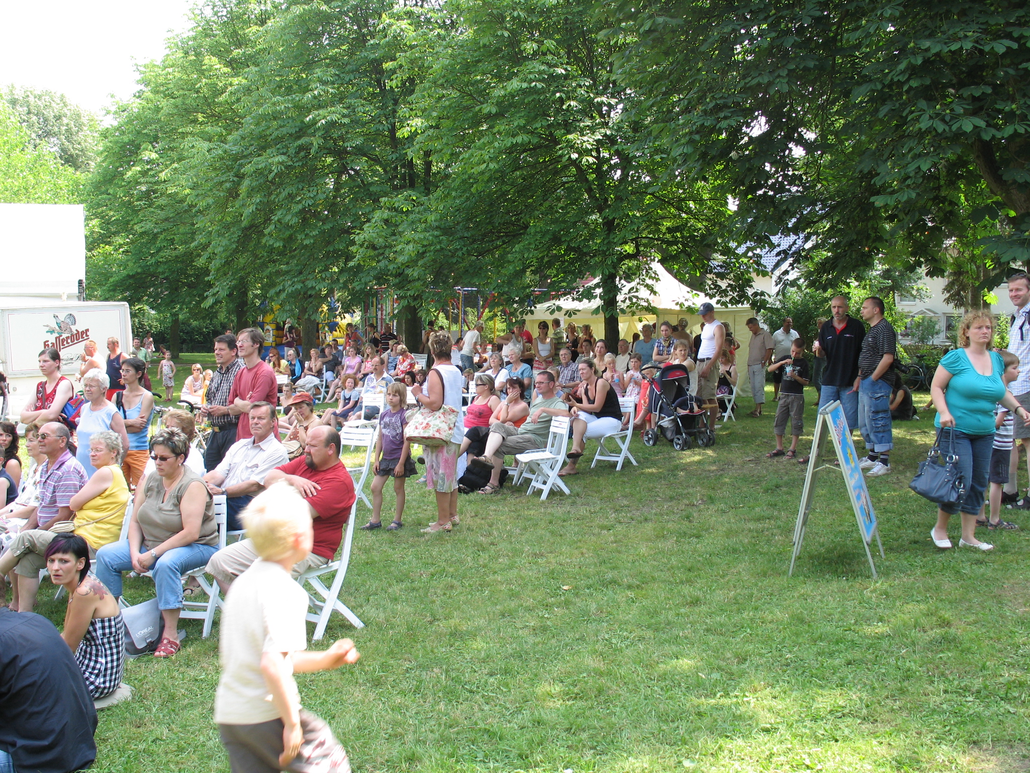 1. Brandenburger Tanzfest in Neuenhagen: 25.04.07. Es ist heiss, die ZuschauersuchenSchatten
